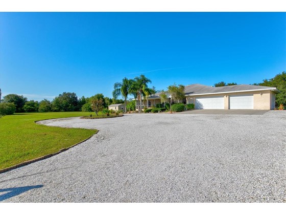 Front view, driveway - Single Family Home for sale at 1518 Bel Air Star Pkwy, Sarasota, FL 34240 - MLS Number is A4506654