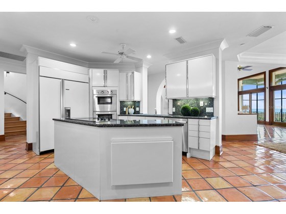 Kitchen with Island - Single Family Home for sale at 6211 Gulf Of Mexico Dr, Longboat Key, FL 34228 - MLS Number is A4511733
