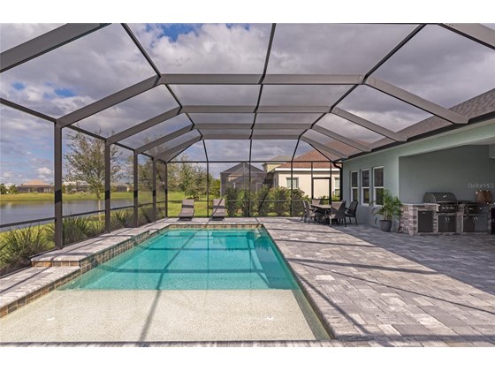 Side view sun deck and pool - Single Family Home for sale at 1113 Thornbury Dr, Parrish, FL 34219 - MLS Number is A4521922