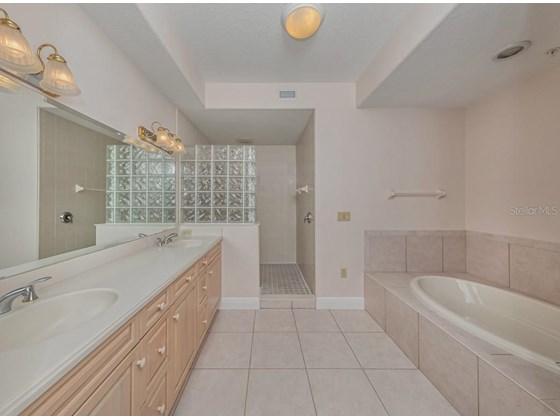 Master bathroom - Condo for sale at 147 Tampa Ave E #702, Venice, FL 34285 - MLS Number is N6116949